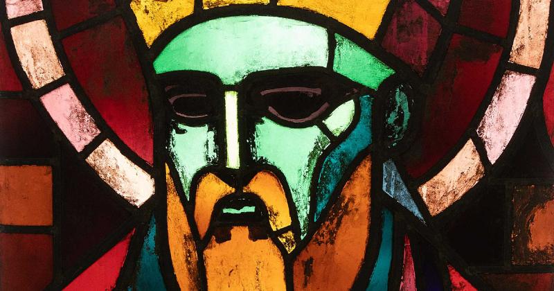 Processus de conception moderne des vitraux pour Notre-Dame de Paris avec des artistes travaillant sur des maquettes et des dessins